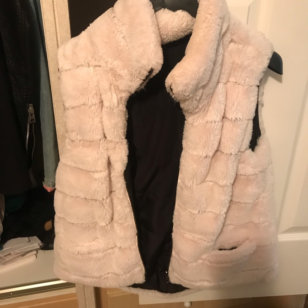 White collared vest w pockets - Picture 2 of 5